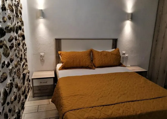 The Little Gem Under The Rocks 2 アパート