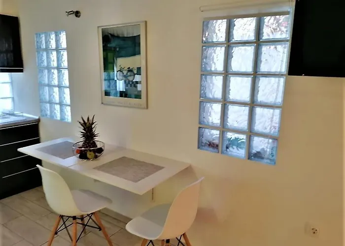 The Little Gem Under The Rocks 2 アパート