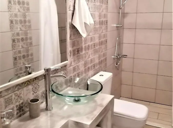 The Little Gem Under The Rocks 2 アパート